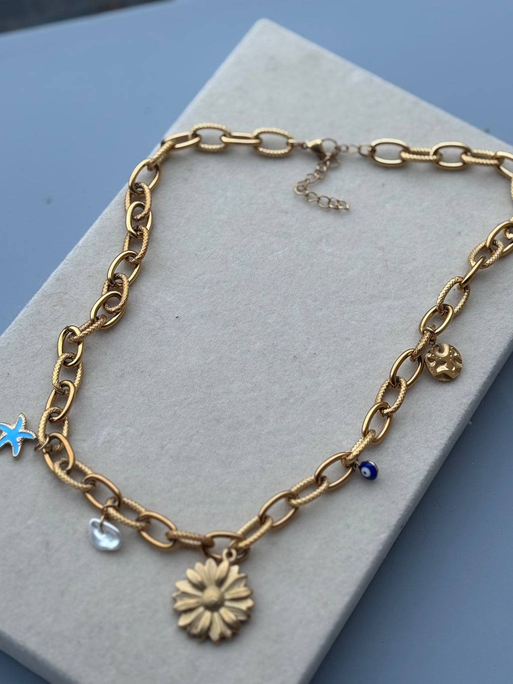 Gros collier breloques Coeur Pastel