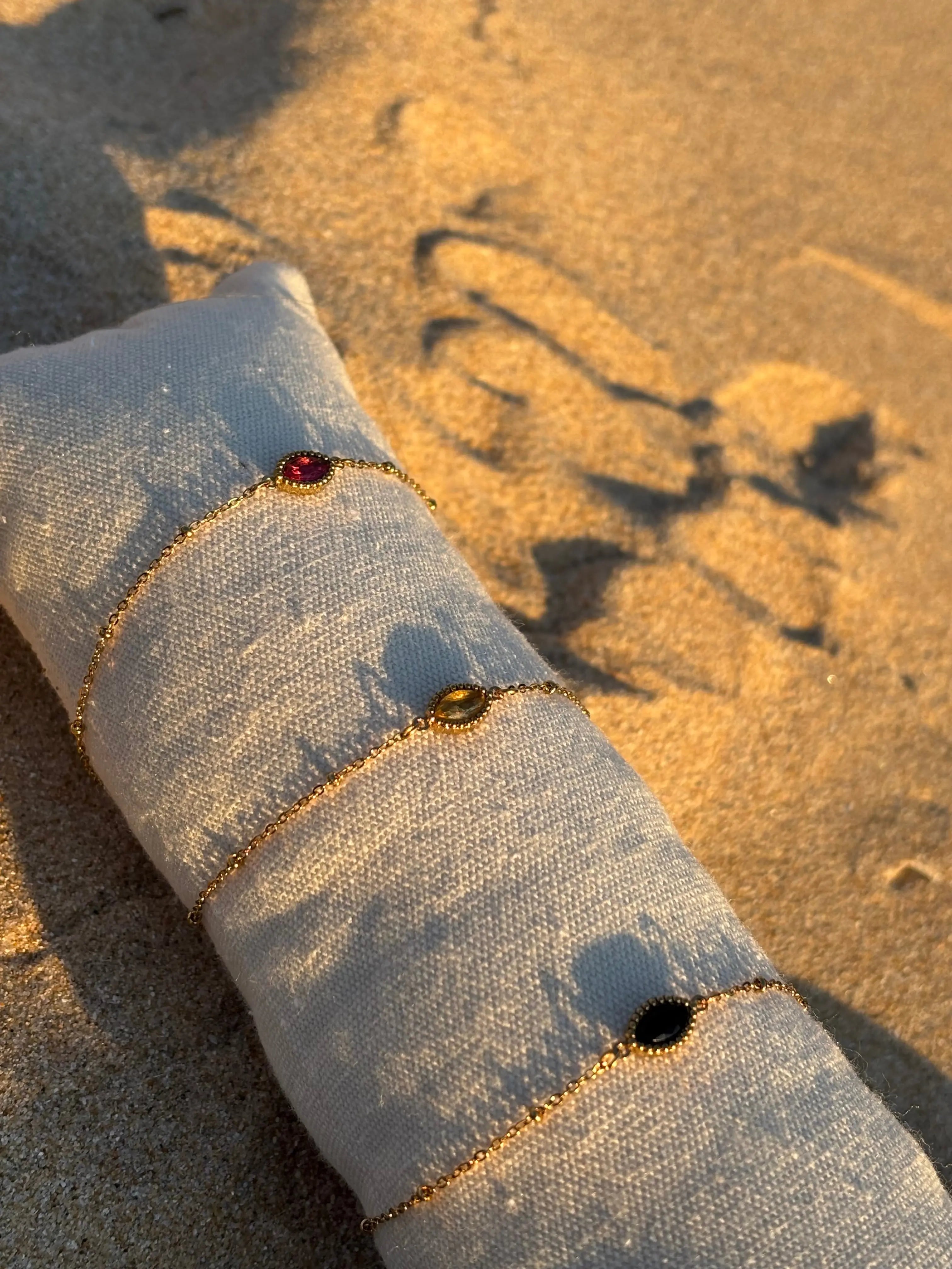 Bracelet fin avec pierre Coeur Pastel